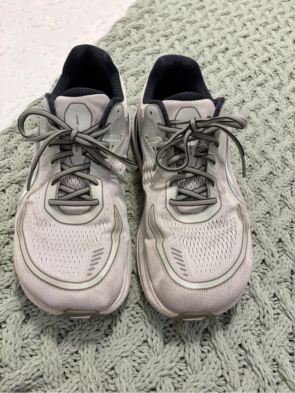 Altra Men's Light Gray and Black Athletic Running Shoes